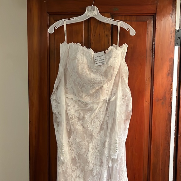 Brand new, Never Worn!!!!    Wedding dress with accessories. - Picture 3 of 5